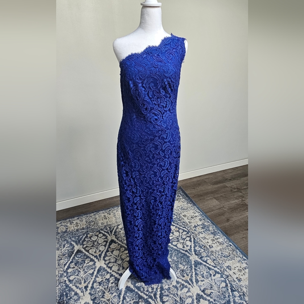 Beautiful and elegant formal Tadashi Dress